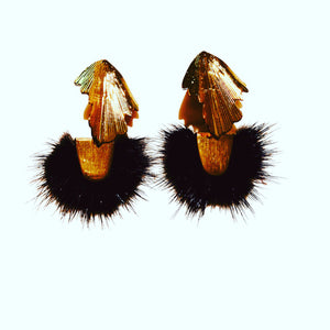 Black feathers with a twisted gold Stud